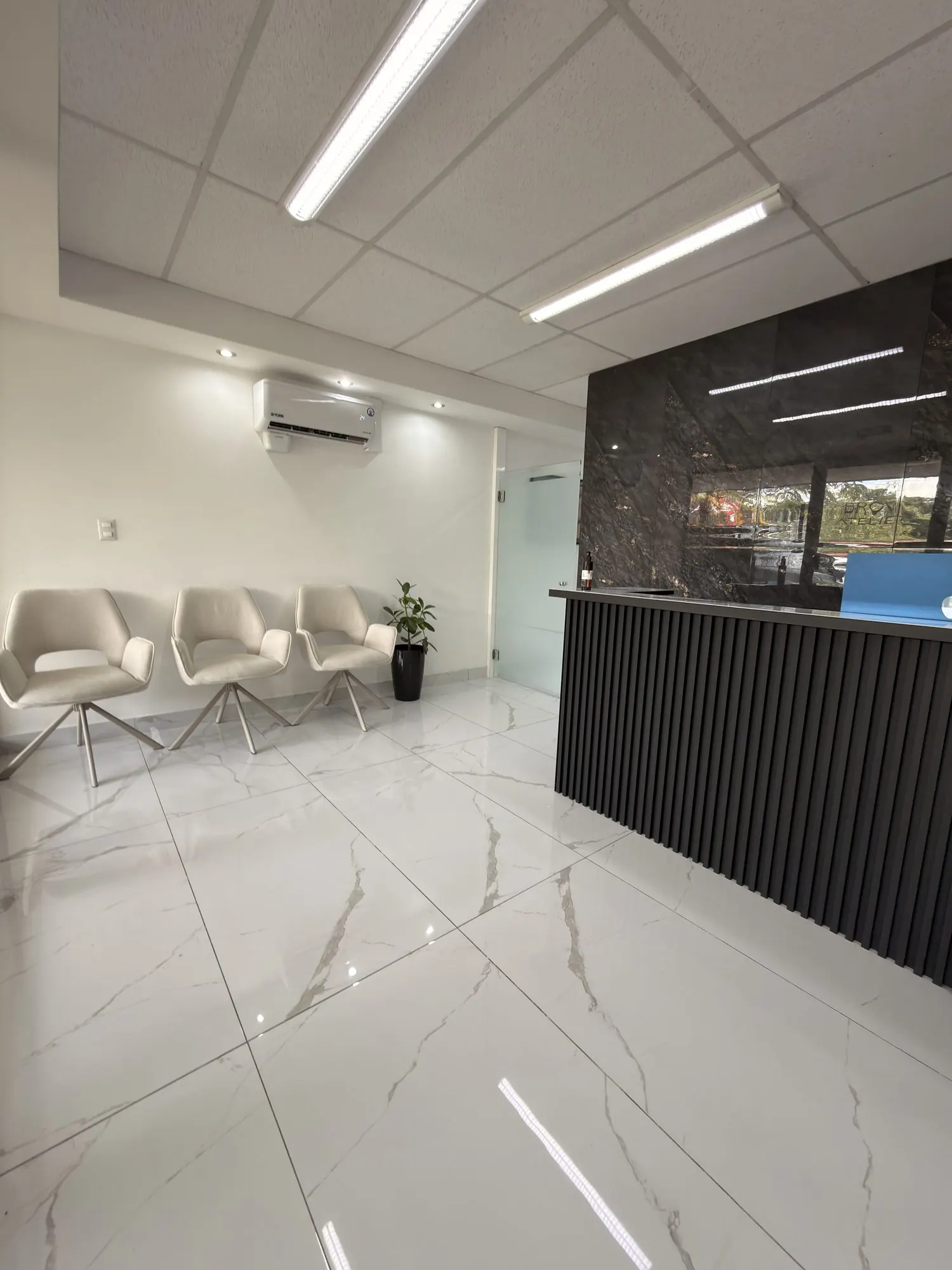 Sala de espera y recepción de Brow Atelier en Avalon Plaza